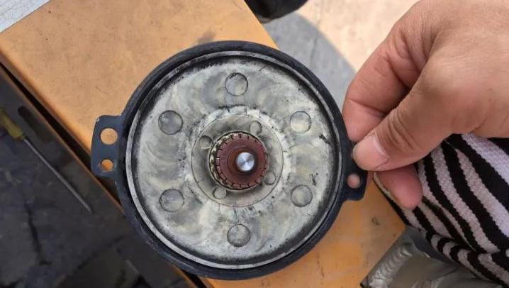 混凝土泵车配件：散热风扇散热器风扇不转的处理